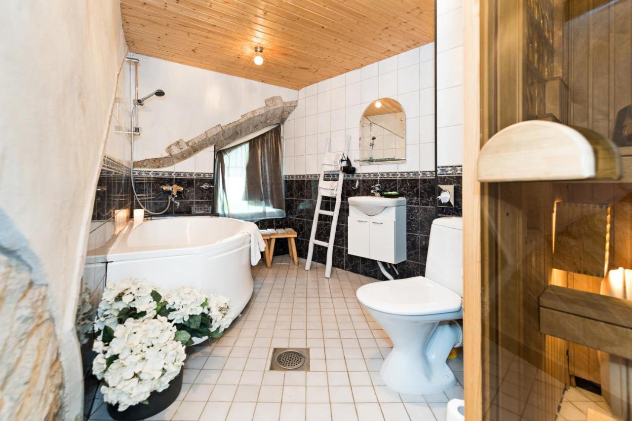 Historical Two-Bedroom Apartment With Sauna, Jacuzzi And Fireplace Таллин Экстерьер фото